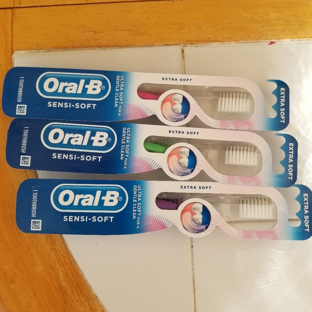 3 oral b Sensi-soft toothbrushes... Extra …